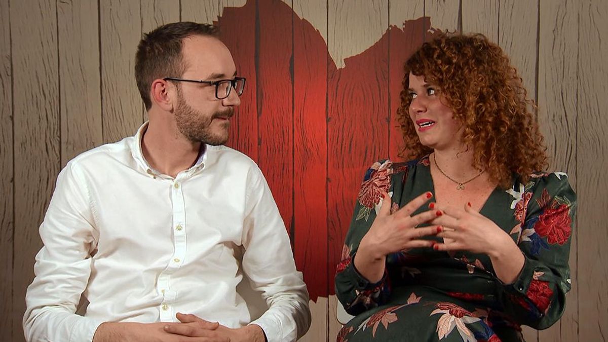 Yaiza y Alejandro chocan en su forma de hacer humor en ‘First Dates’: “Se emborracha y se sube al escenario”