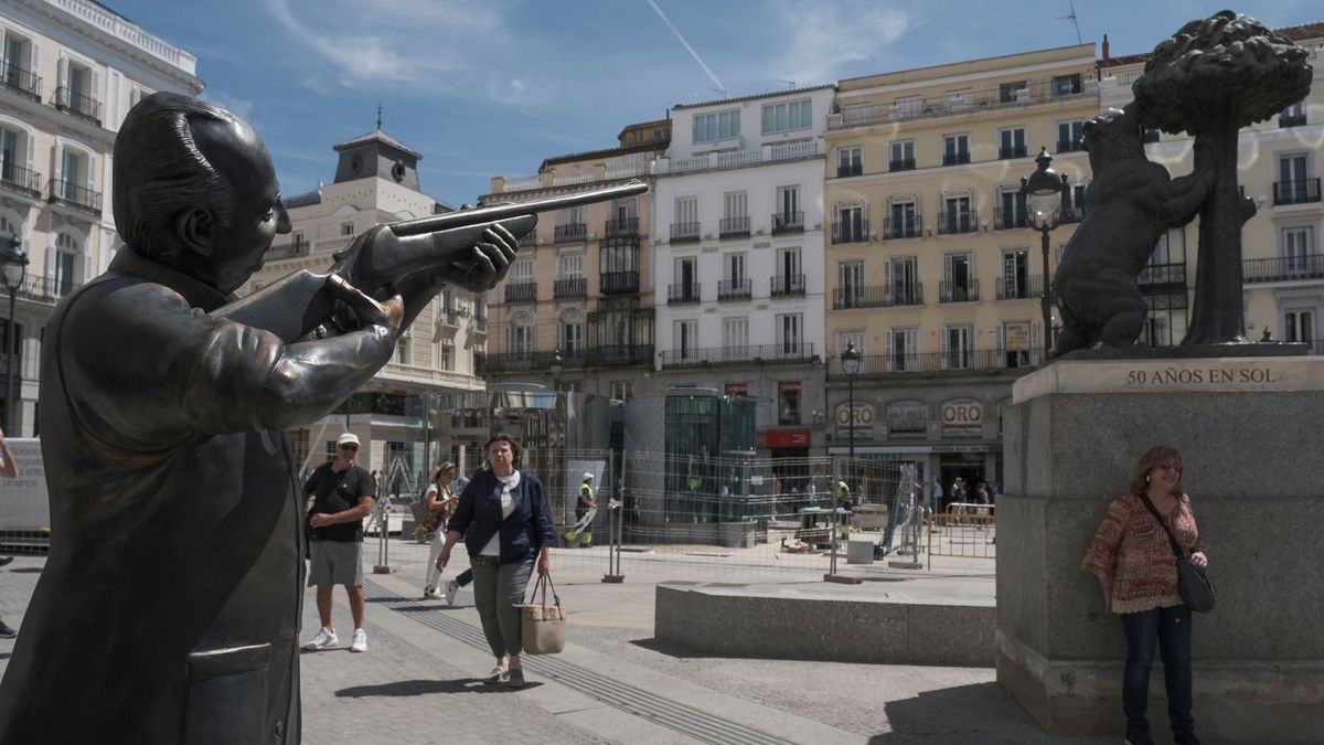 Intervención artística con una escultura del Rey Emérito apuntando a El Oso y el Madroño causa expectación en la Puerta del Sol