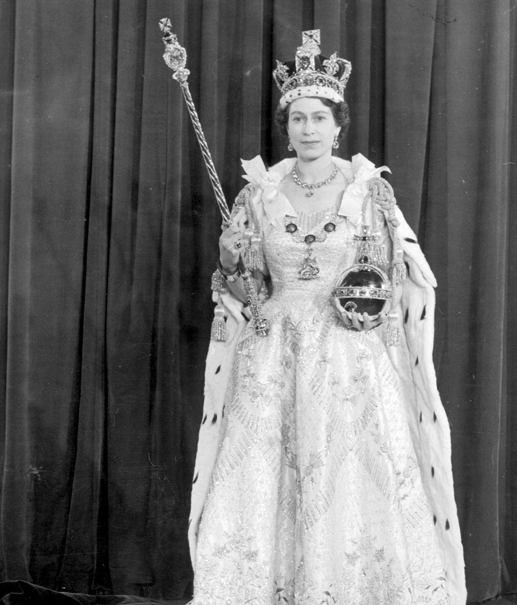 Isabel II el día de su coronación. FUENTE: Cordonpress