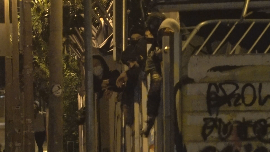 Los mossos no logran echar a los okupas de varios edificios de la plaza Bonanova de Barcelona
