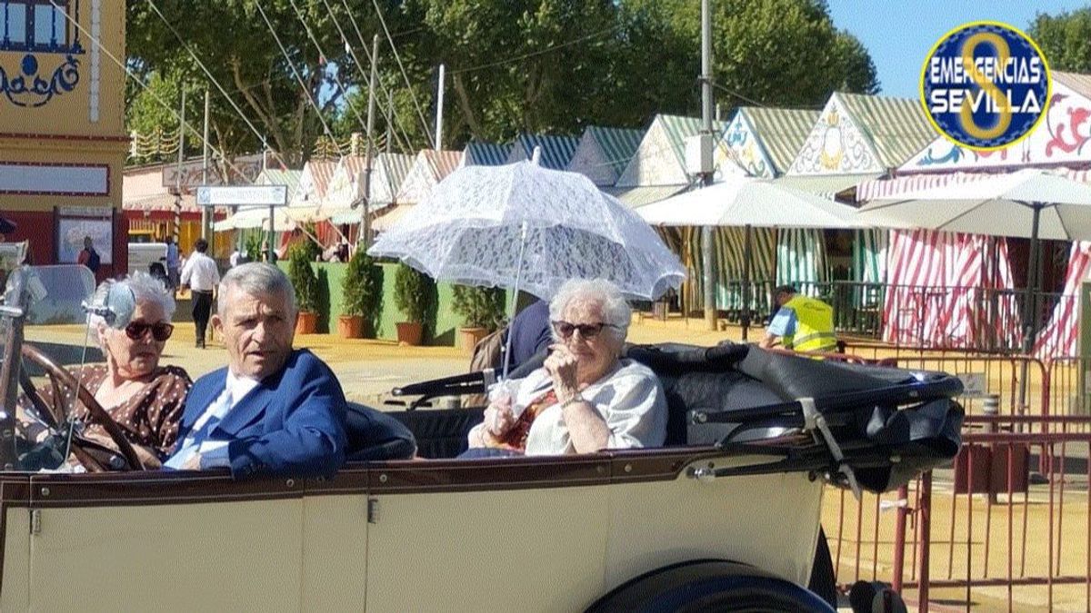 Rosario, la sevillana de 95 años que pasea por el Real de la Feria en un Ford A Roadster de 1928