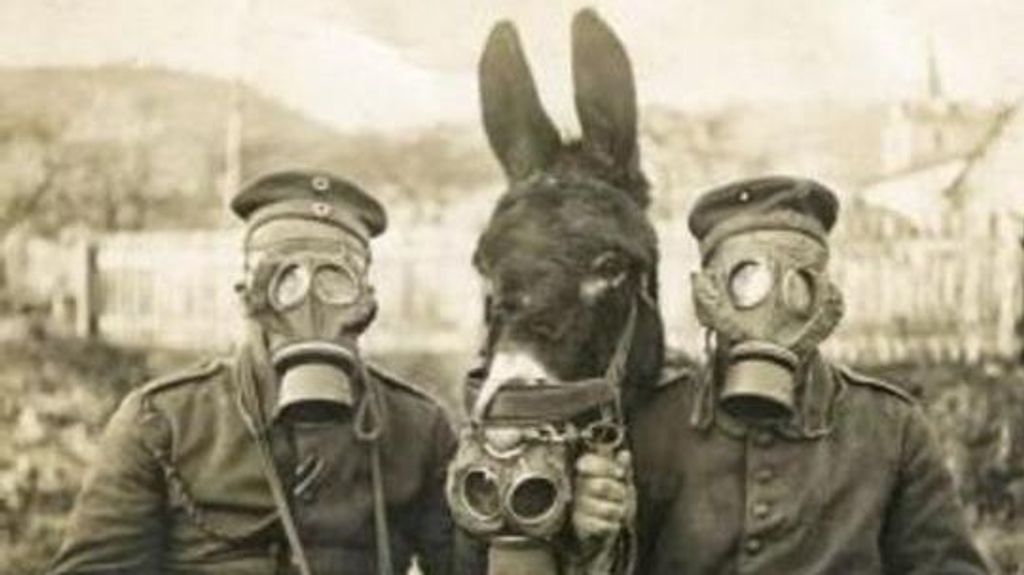 Soldados protegidos con máscaras antigás durante la Gran Guerra.