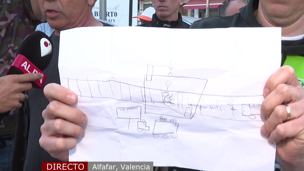 Un vecino muestra el dibujo de su hija