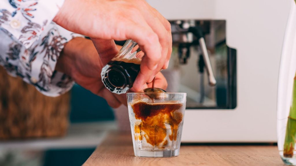 Un café solo con hielo en un vaso de Shweppes. ¿Una idea extraordinaria?