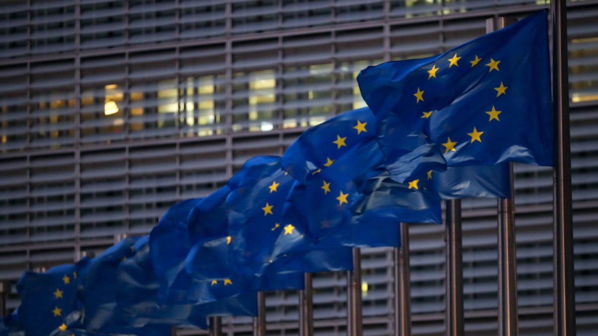 Banderas de la UE junto a la Comisión Europea