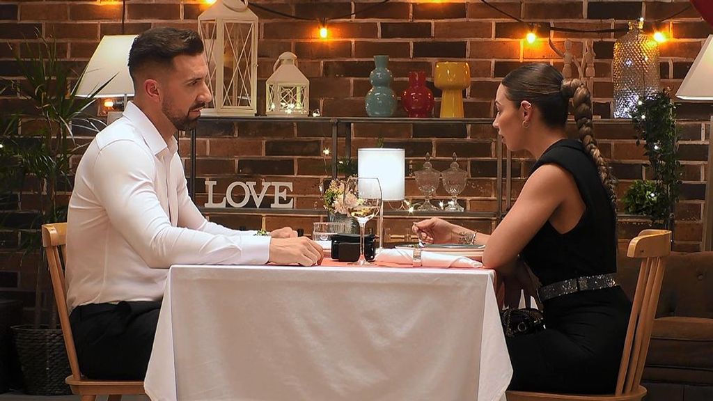 Débora y Juanpe durante su cita en 'First Dates'