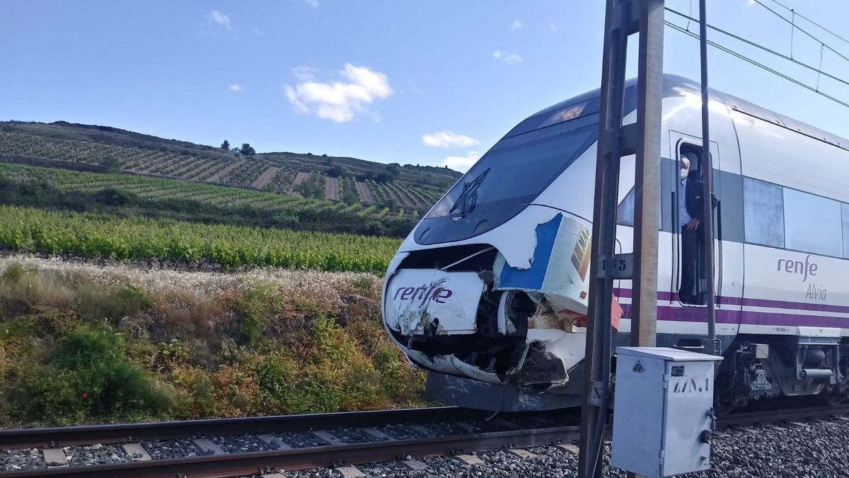 Desperfectos en un tren Alvia tras chocar en la localidade de Cenicero, en La Rioja