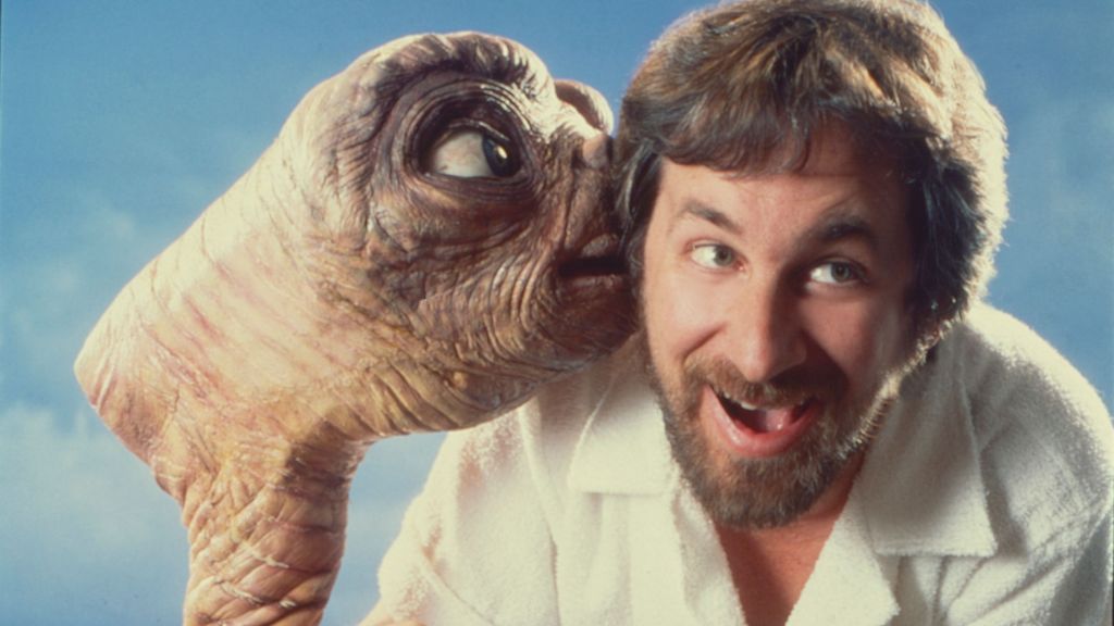 E.T. le cuenta un secreto al oído a Spielberg