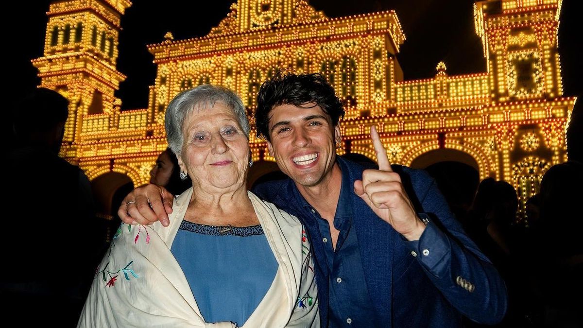 El influencer Daniel Illescas y su abuela Mari Carmen en la Feria de Abril de Sevilla
