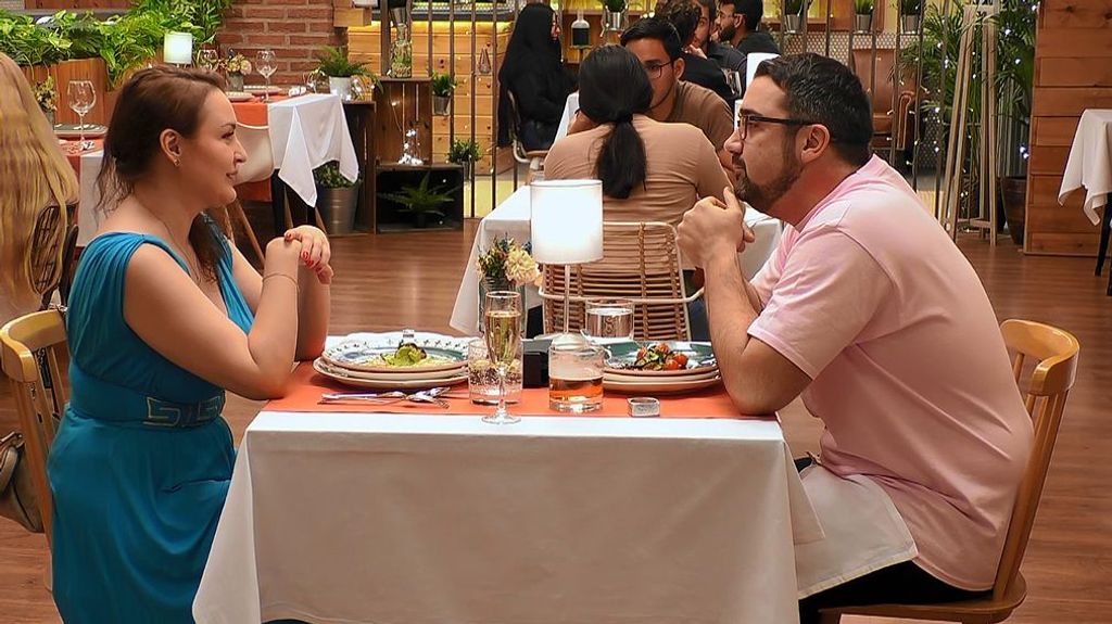 Elena y Josu durante su cita en 'First Dates'