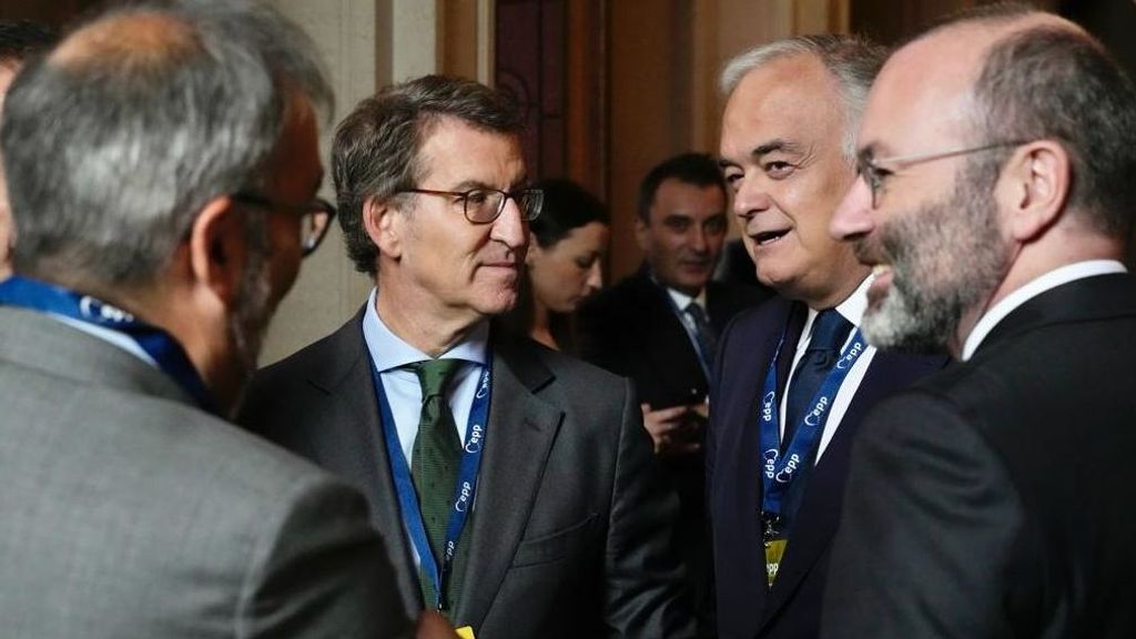 Feijóo charla con el presidente del PPE, Manfred Weber