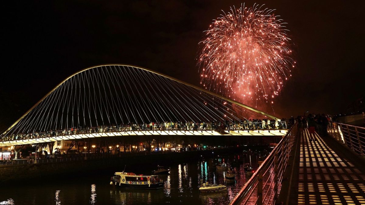 Fuegos artificiales durante la Aste Nagusia de Bilbao Fuegos artificiales durante la Aste Nagusia de Bilbao