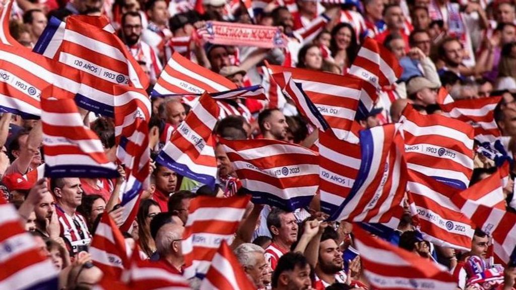 La afición del Atleti se indigna: algunos han puesto a la venta las banderas del aniversario en una web de segunda mano