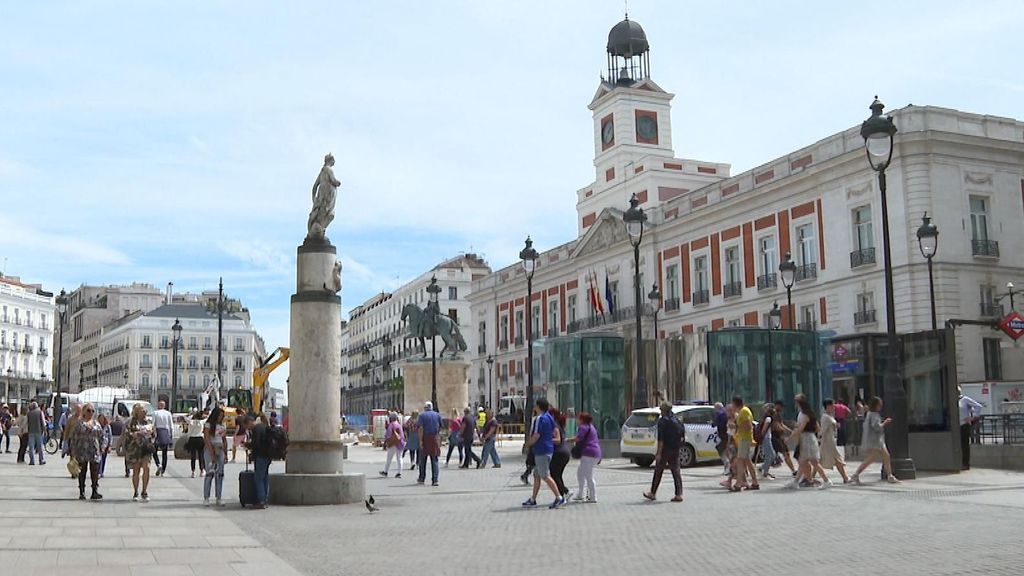 Calor y plazas duras como la Puerta del Sol: una fórmula "peligrosa para la salud"