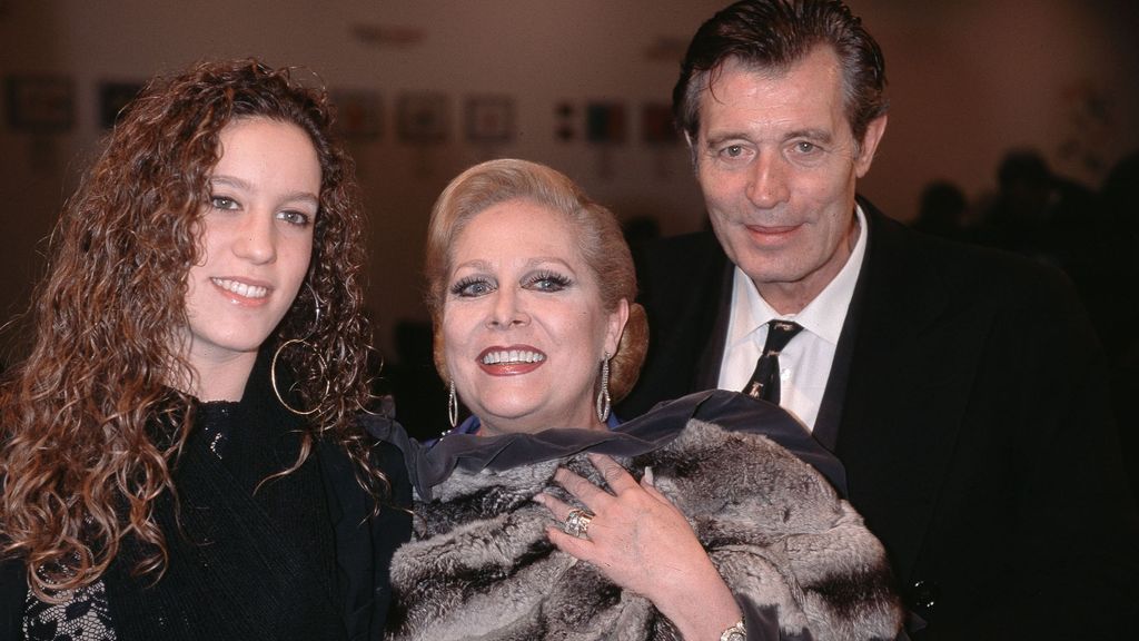 Ramiro Oliveros, Concha Márquez Piquer y su hija Iris, en una imagen de 2002