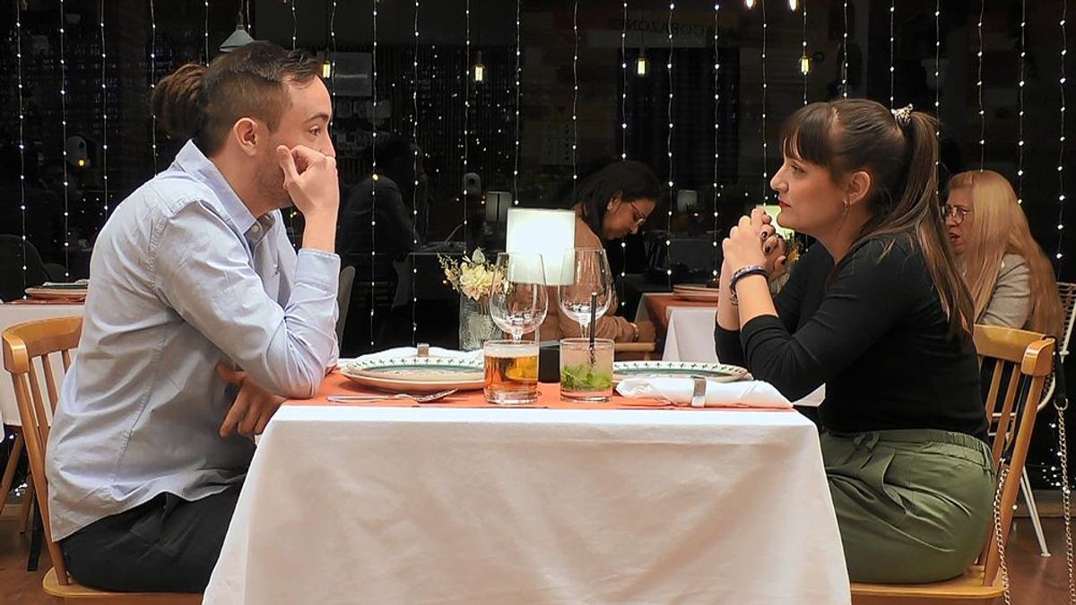 Rocío busca una relación abierta en ‘First Dates’: “Igual que llego tarde a los sitios a veces, me despisto con las personas”