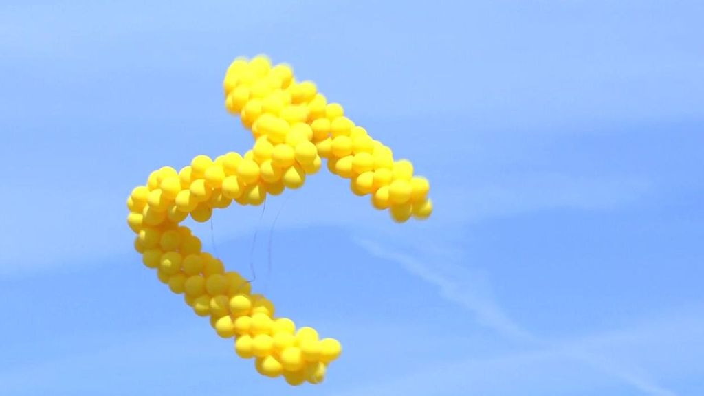 'Sálvame' recibe una granM hechas con globos amarillos en homenaje a Mila Ximénez