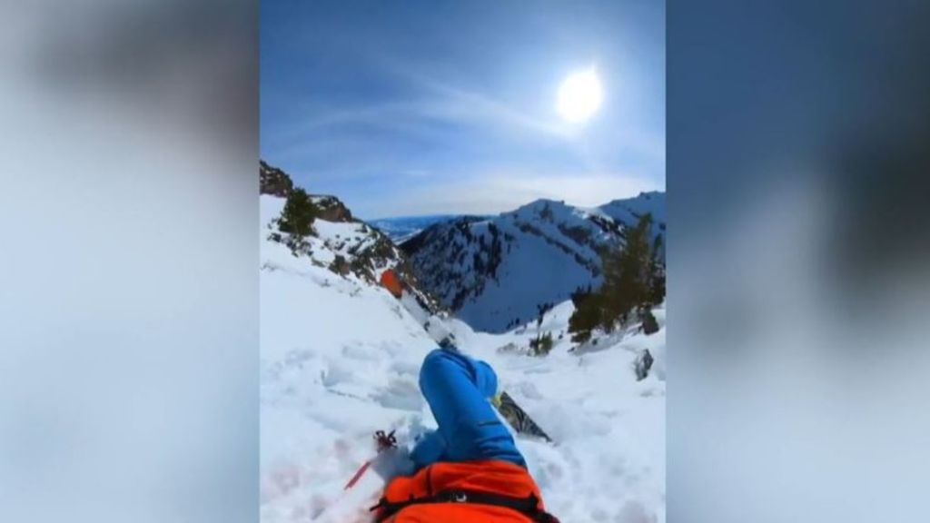 Un esquiador graba el momento en que casi muere atrapado por una avalancha de nieve en Wyoming, EEUU