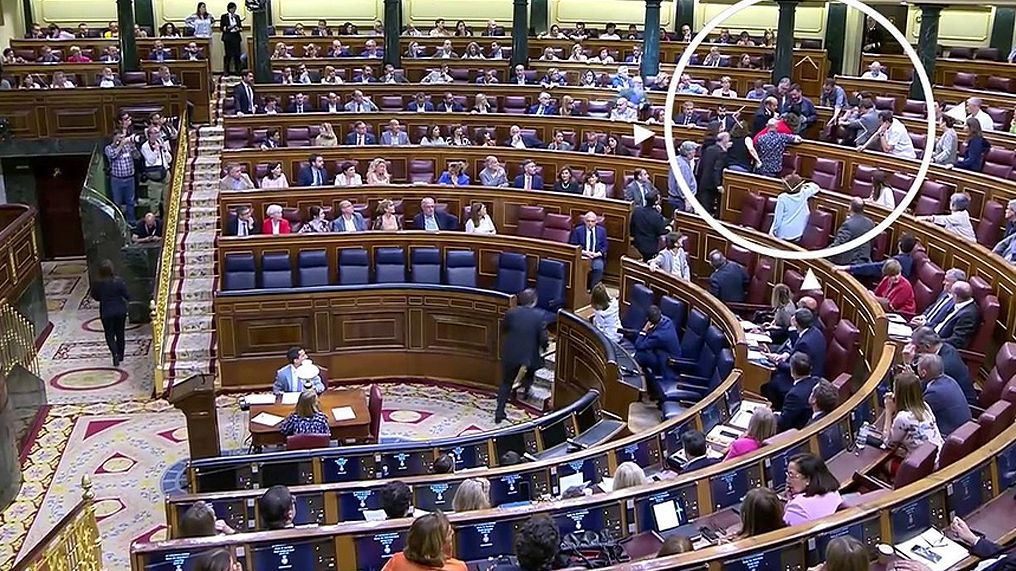 Una diputada de Podemos se desmaya en plena votación de la nueva Ley de la Vivienda
