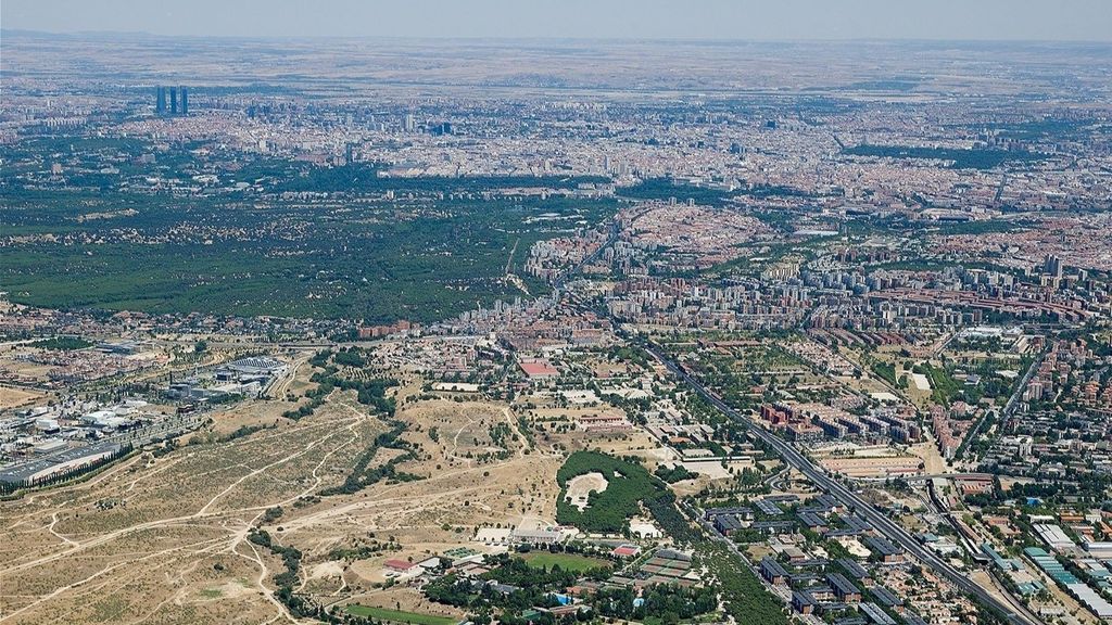 Abajo a la izquierda: vista aérea de los terrenos de la Operación Campamento.