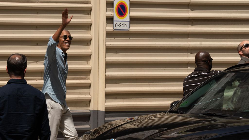 Barack Obama saludando en la entrada del Museo Moco