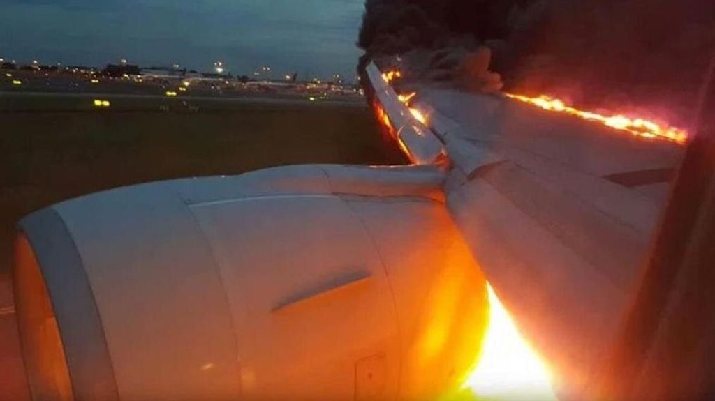 El Arsenal femenino tiene un percance en pleno vuelo: el avión comienza a arder