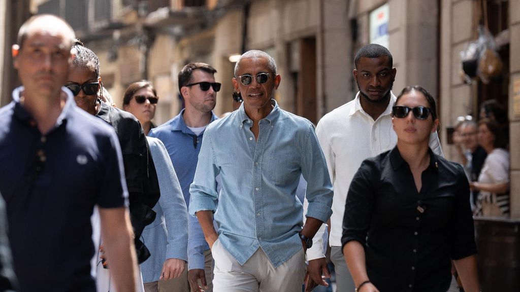 El ex presidente de Estados Unidos, Barack Obama (c) pasea por las calles de Barcelona