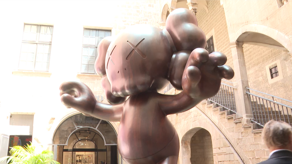 Escultura de Brian Donnelly, conocido profesionalmente como KAWS