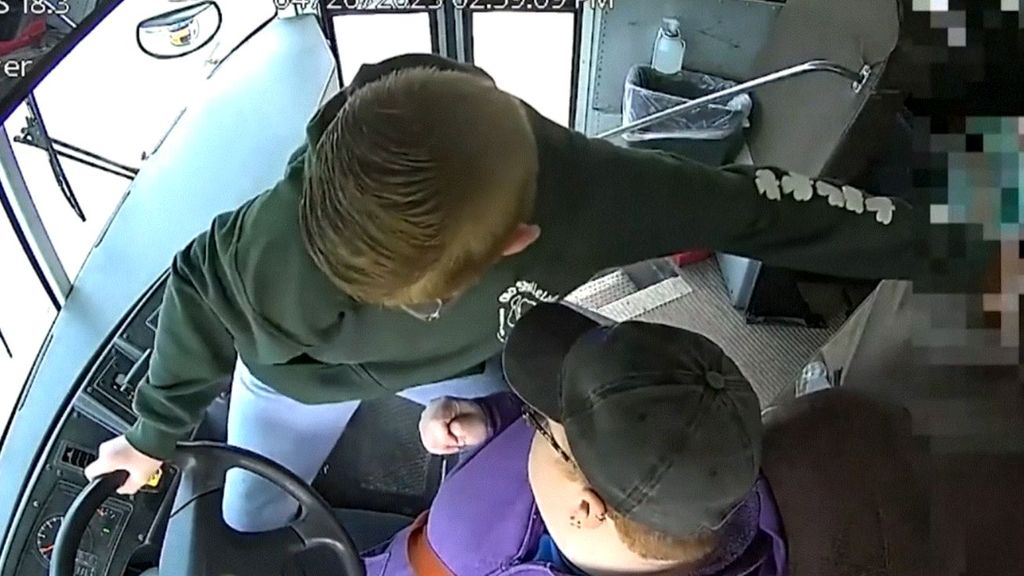 Niño héroe: toma el control del autobús escolar cuando se desmaya la conductora