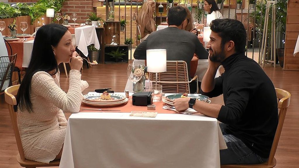 Laura e Ismael durante su cita en 'First Dates'