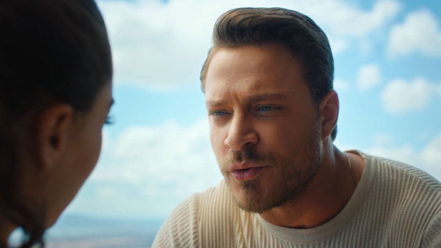 Efsun y Emir: del odio al amor