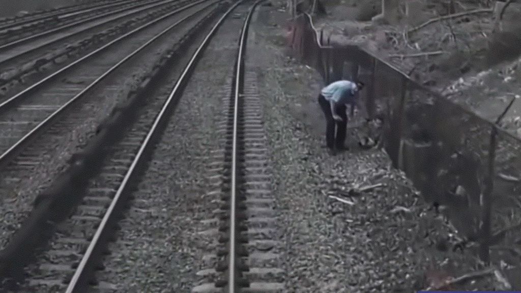 Salva a un niño autista de morir atropellado por un tren