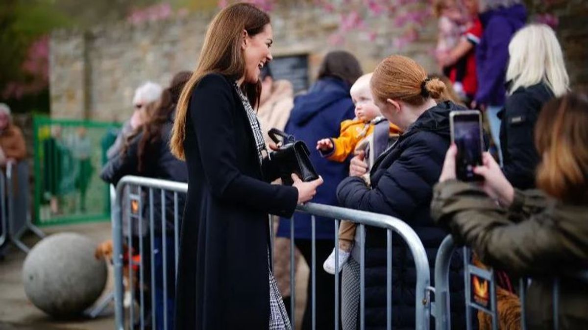 Así 'robó' un bebé el caro bolso de Kate Middleton durante su visita a Gales