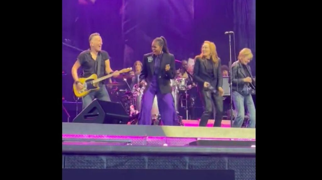 Michelle Obama se convierte en corista de Bruce Springsteen en su espectacular concierto en Barcelona