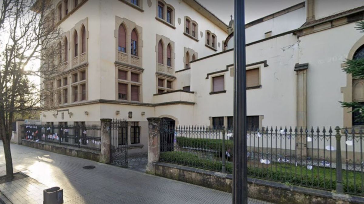 El colegio de Claudia, la joven que se ha suicidado en Gijón tras ser víctima de bullying, se pone a disposición de su familia