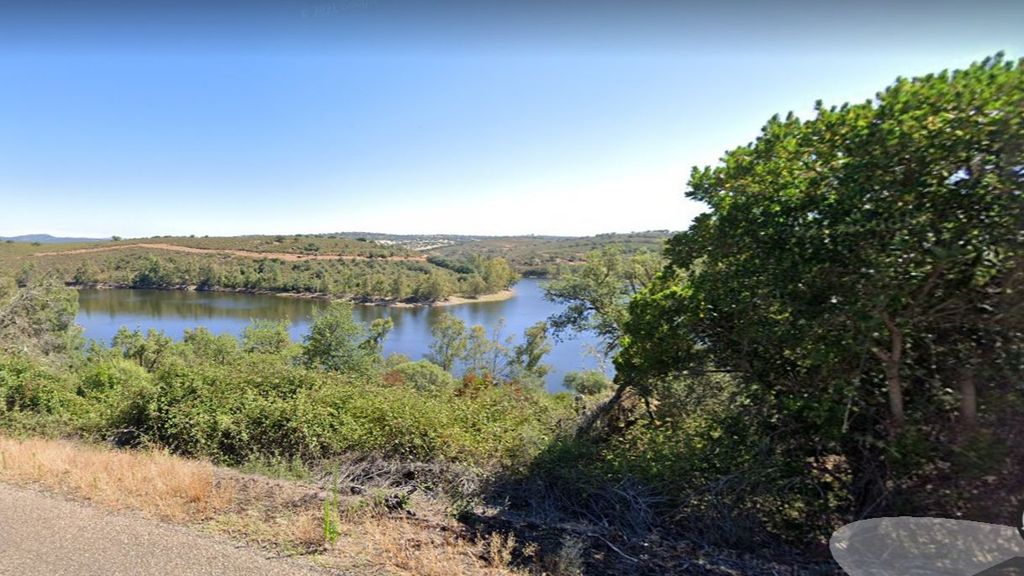 Muere un hombre de 70 años al caer con su vehículo a un embalse en Alburquerque, Badajoz