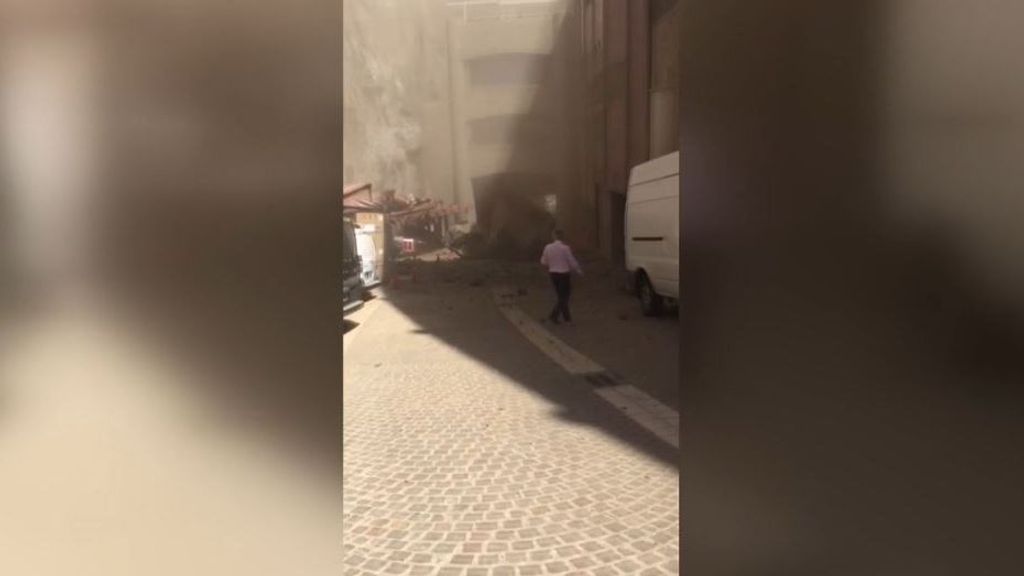 Momento en el que dos rocas gigantes se desprenden en el municipio de Mogán, Gran Canaria