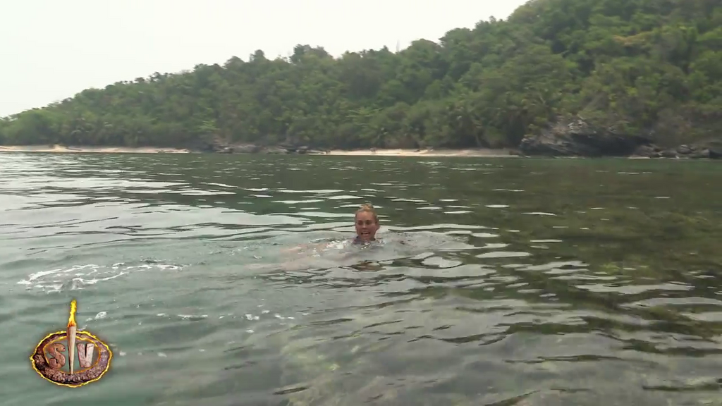 Raquel Arias entra en pánico en el agua con un tiburón: "Me ha rozado la pierna"