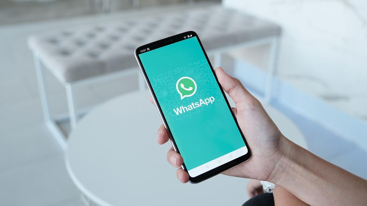 Archivo - Logo de WhatsApp en un 'smartphone'.