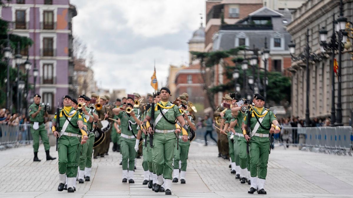 Varios militares desfilan durante la Jura de Bandera del personal civil, en la plaza de Oriente, en Madrid (España)