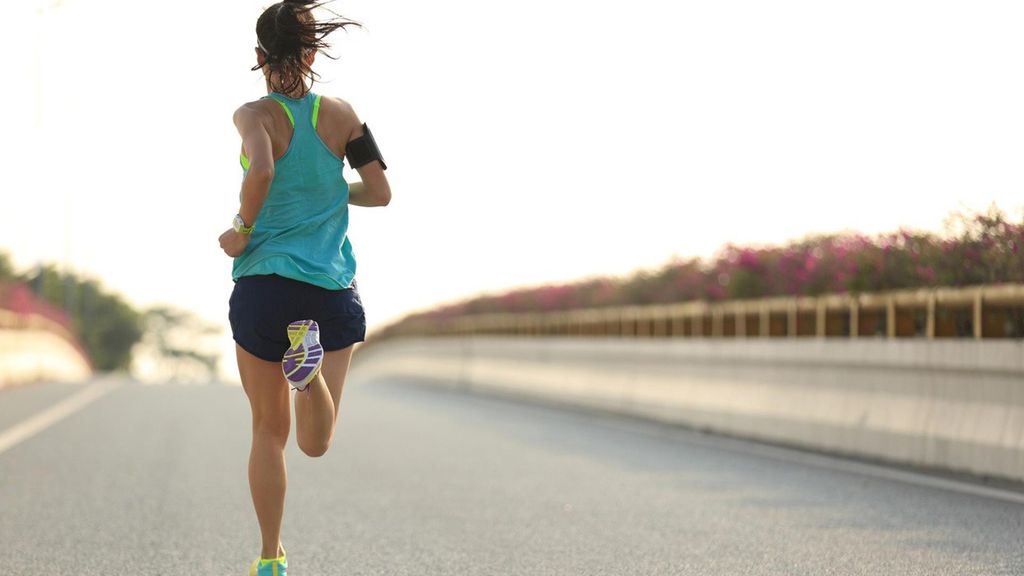 Archivo - Young Woman Runner Running On City Bridge Road