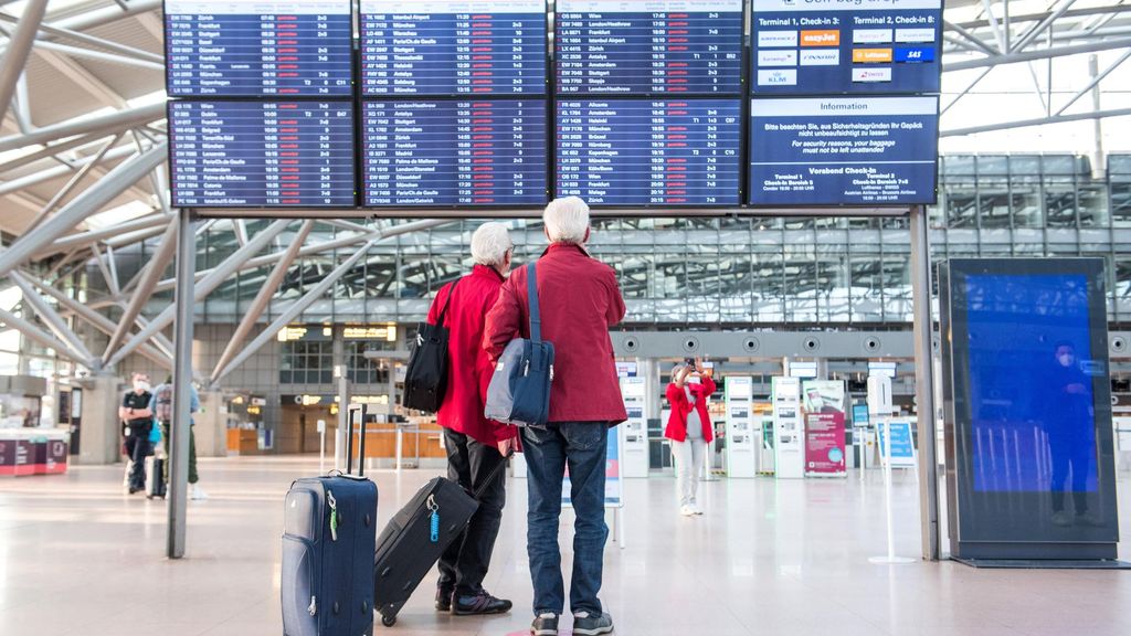 Dos hombres esperando en el aeropuerto de Hamburgo