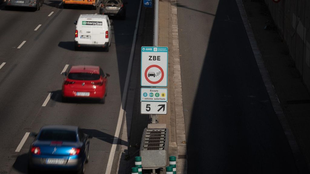 Archivo - Cartel que delimita la Zona de Bajas Emisiones (ZBE),en Barcelona.