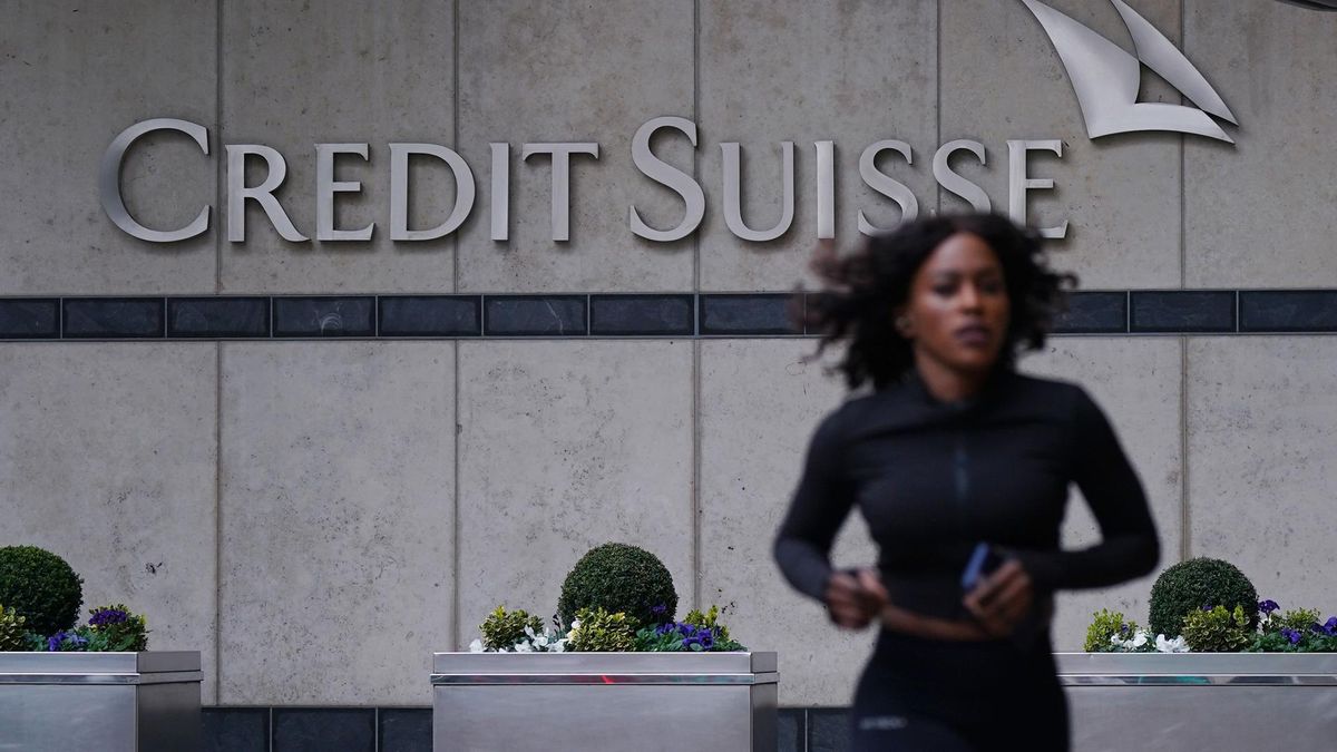 Archivo - 19 March 2023, United Kingdom, London: A woman runs in front of the Credit Suisse UK offices in Canary Wharf. Swiss banking giant UBS is acquiring its ailing smaller rival Credit Suisse in an emergency rescue deal, with the historic mega-merger