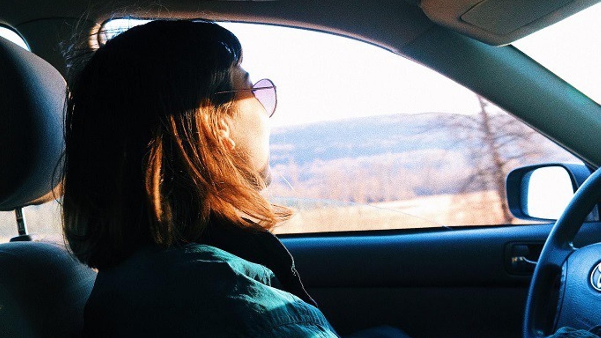 Archivo - Joven conduciendo