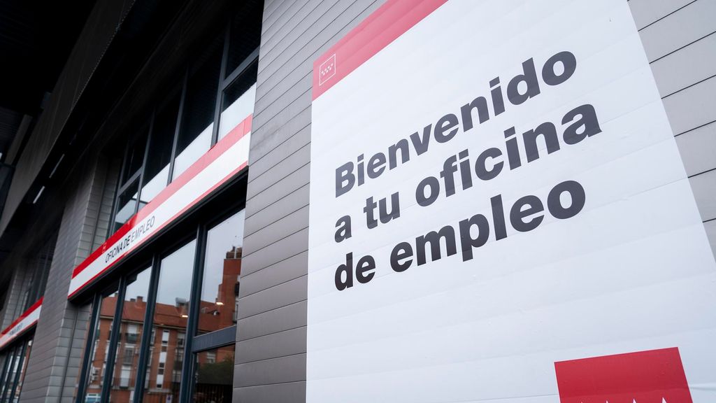 Archivo - Exterior de una oficina de empleo