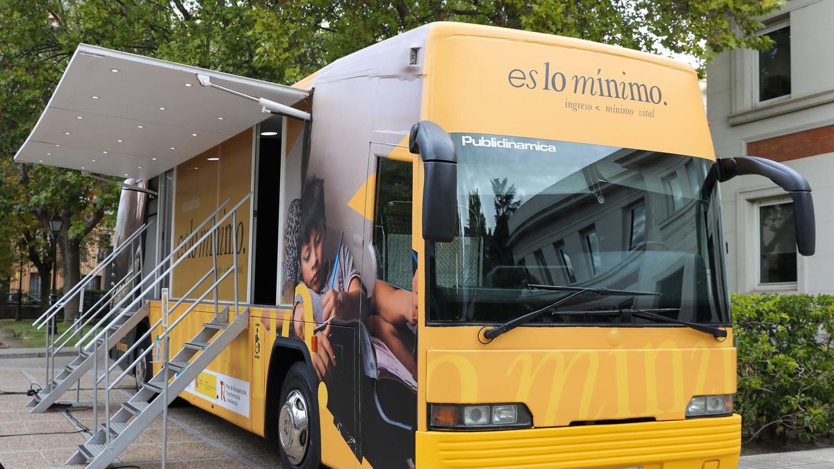 Archivo - Un autobús informativo del Ingreso Mínimo Vital.