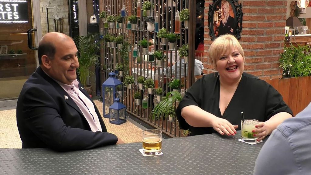 Ángeles y Valentín tienen su primer contacto en 'First Dates'