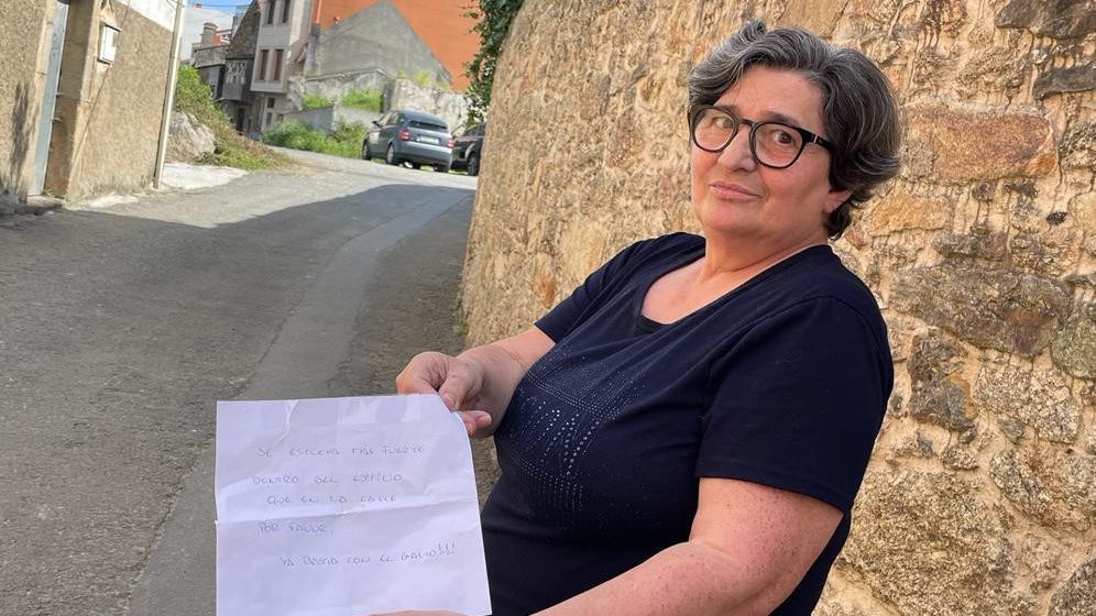 Elena muestra la nota con la queja de su vecino por los cánticos del gallo.