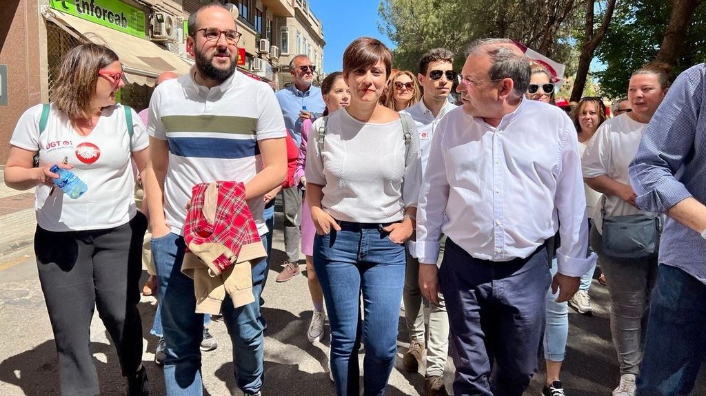 La portavoz del Gobierno, Isabel Rodríguez, durante la manifestación del 1 de  mayo en Puertollano (Ciudad Real)